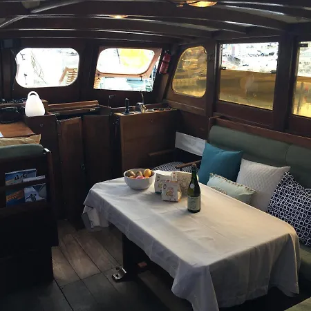 Botel Port Yacht Vintage *