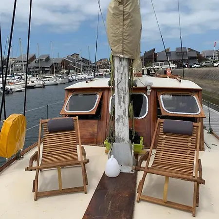 Port Yacht Vintage Hotel na wodzie