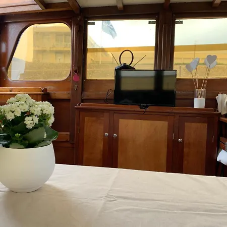 Port Yacht Vintage 보트호텔 *