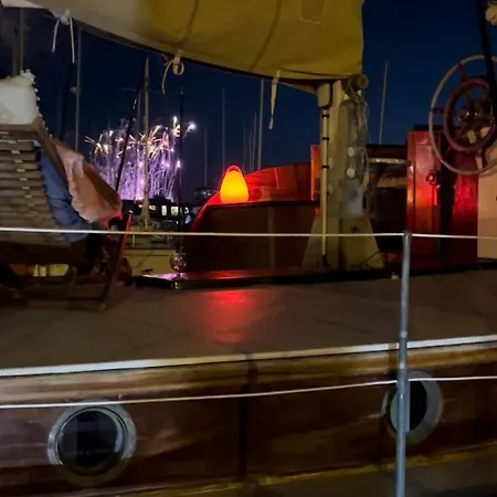 ספינת מלון Port Yacht Vintage *