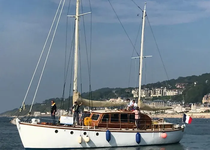 Port Yacht Vintage Hotel en barco Deauville
