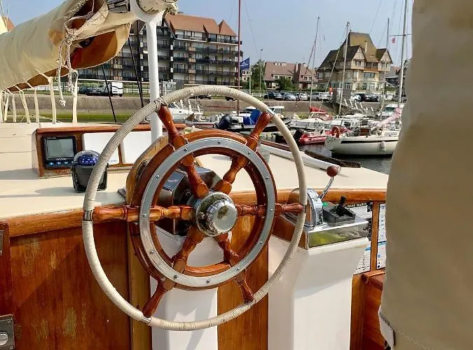 Port Yacht Vintage דוביל