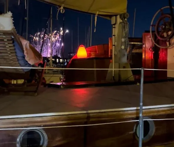 ספינת מלון Port Yacht Vintage *